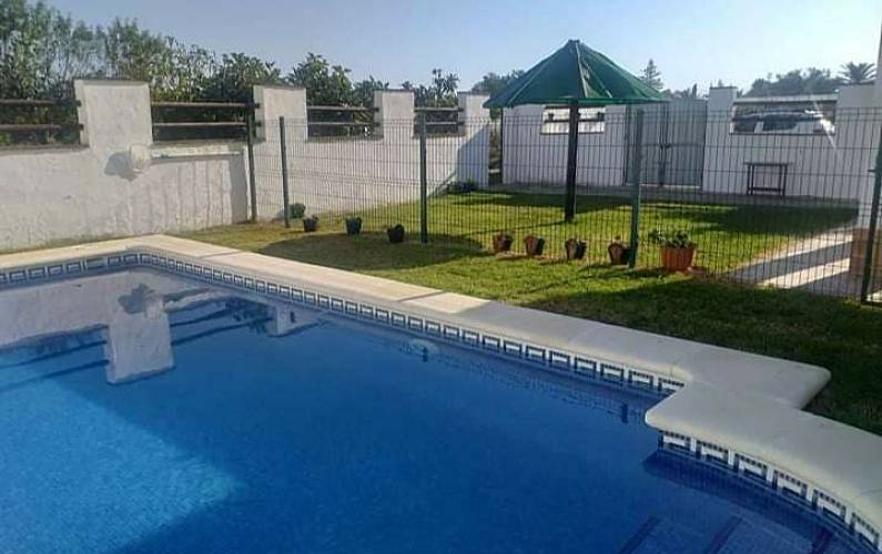 Villa Cuervi | Casa con jardín y piscina privada en Conil.